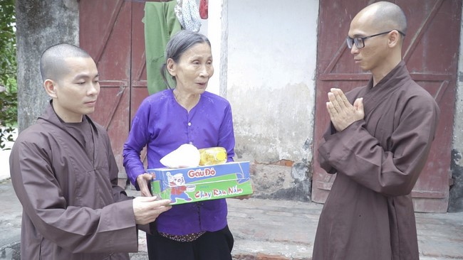 Presenting gifts to difficult families during the Buddha's Birthday in 2020 of Dong Cao Pagoda.